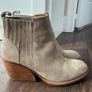 Kork-ease Suede Chelsea Boots Size 8 (fit like 8.5)